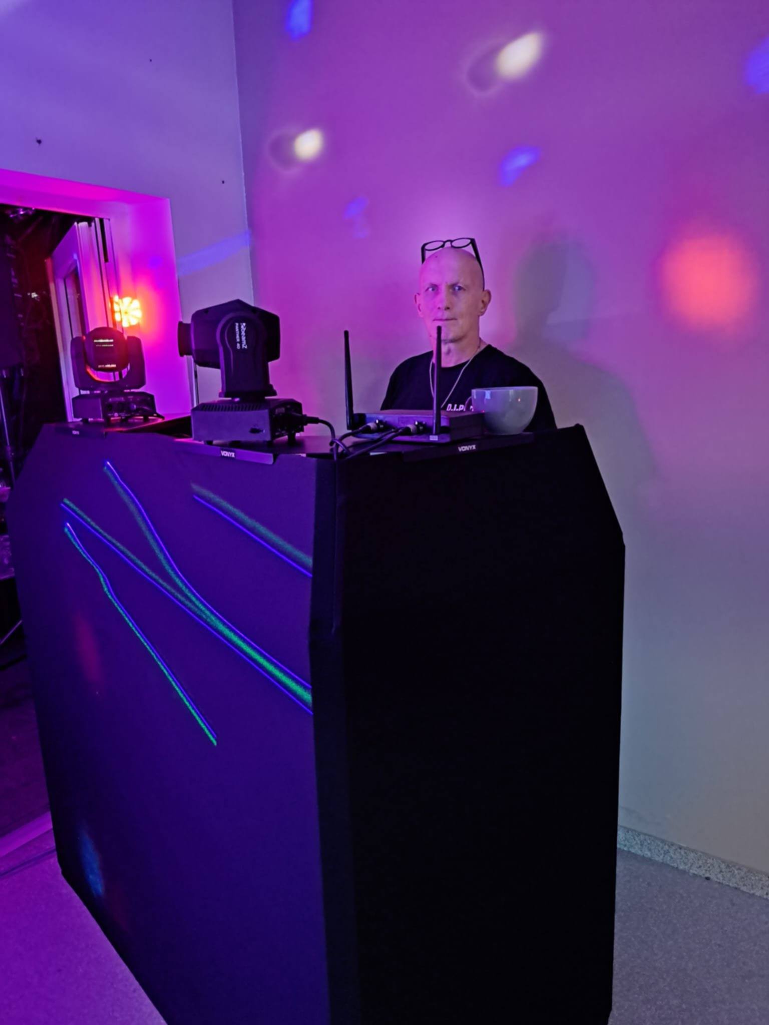 DJ-PEDRO tijdens een feest met paarse verlichting