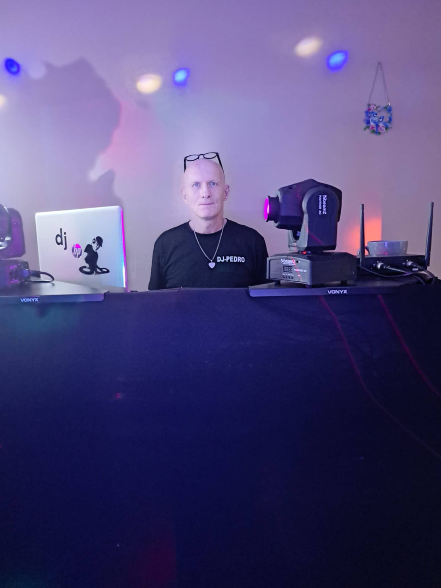DJ-PEDRO achter de DJ booth met licht en geluid